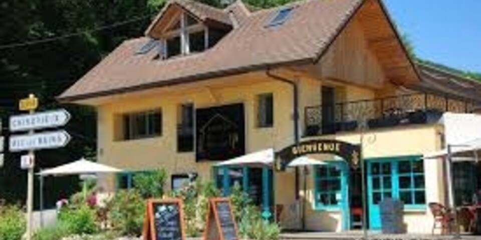 Auberge De Portout - facade