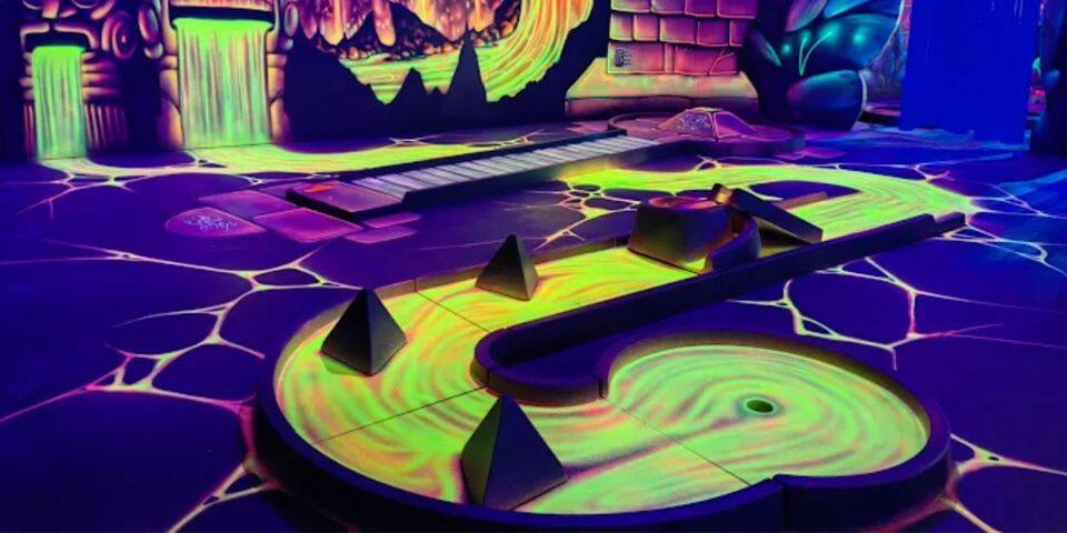 Black Holes Minigolf Chambly