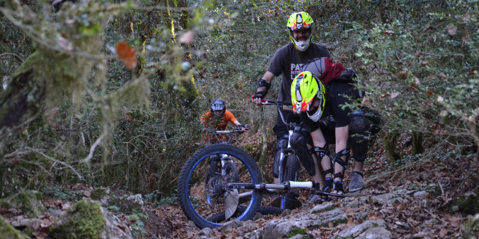 Dévalez les pentes en trottinette tout terrain