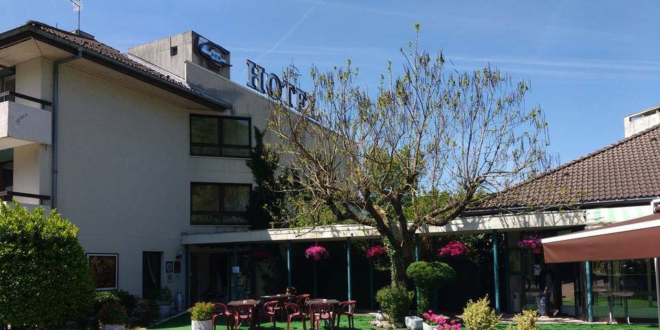 Hôtel Le 4 C - facade