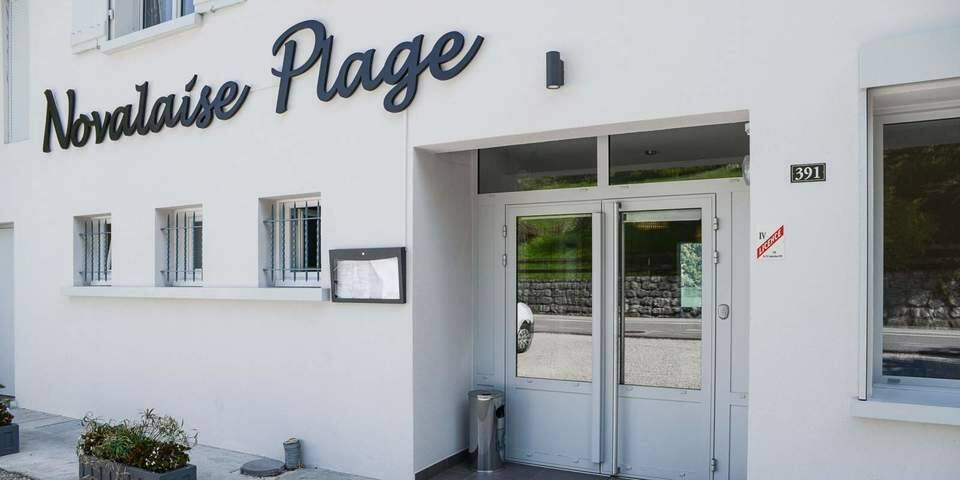 Hôtel Novalaise Plage - Restaurant Les Roselières - facade