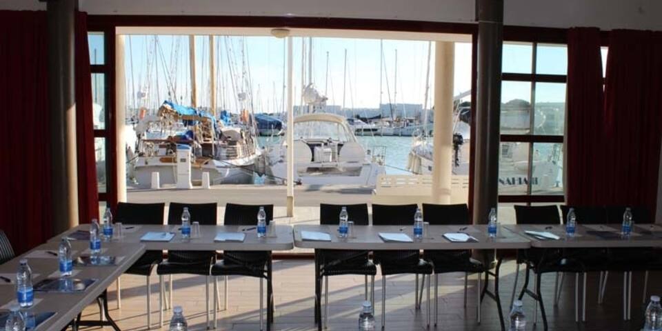 Le Yacht Club De Port Camargue — salles_reunion
