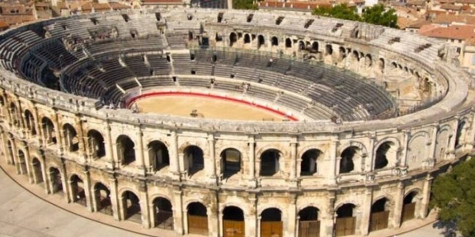 Les arènes de Nîmes — salles_reunion