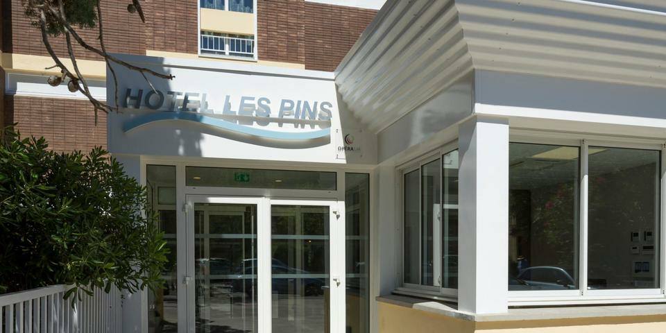 Logis Hôtel Operalia les Pins — facade