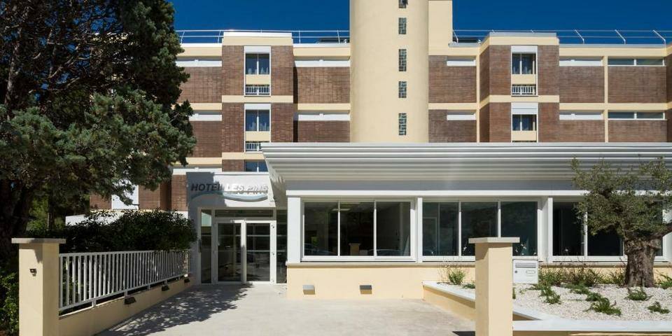 Logis Hôtel Operalia les Pins — facade