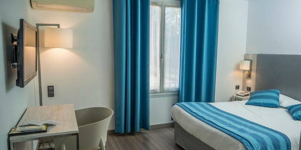 Logis Hôtel Uzès Pont du Gard — chambre