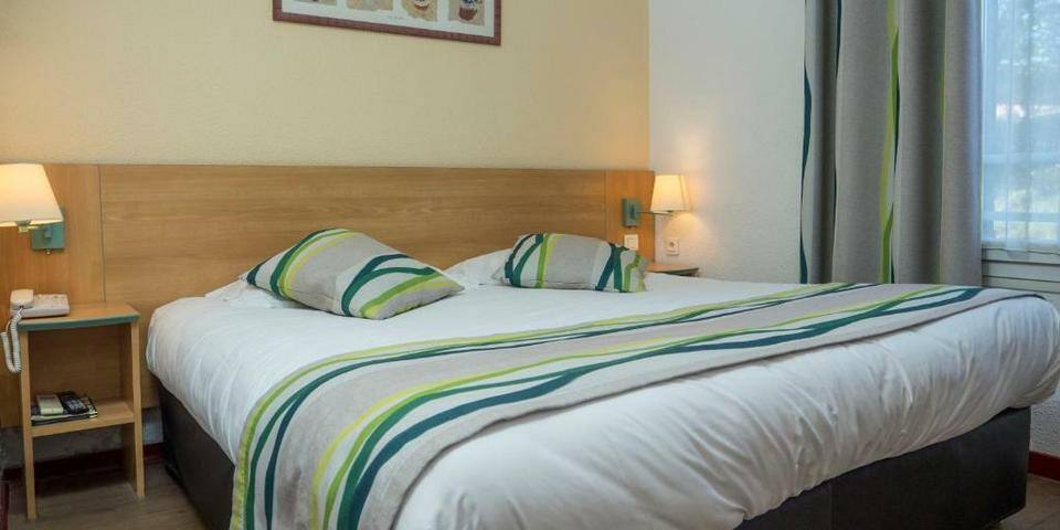Logis Hôtel Uzès Pont du Gard — chambre