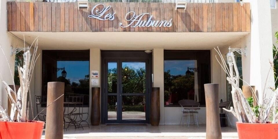 Logis les Aubuns Country Hôtel — facade