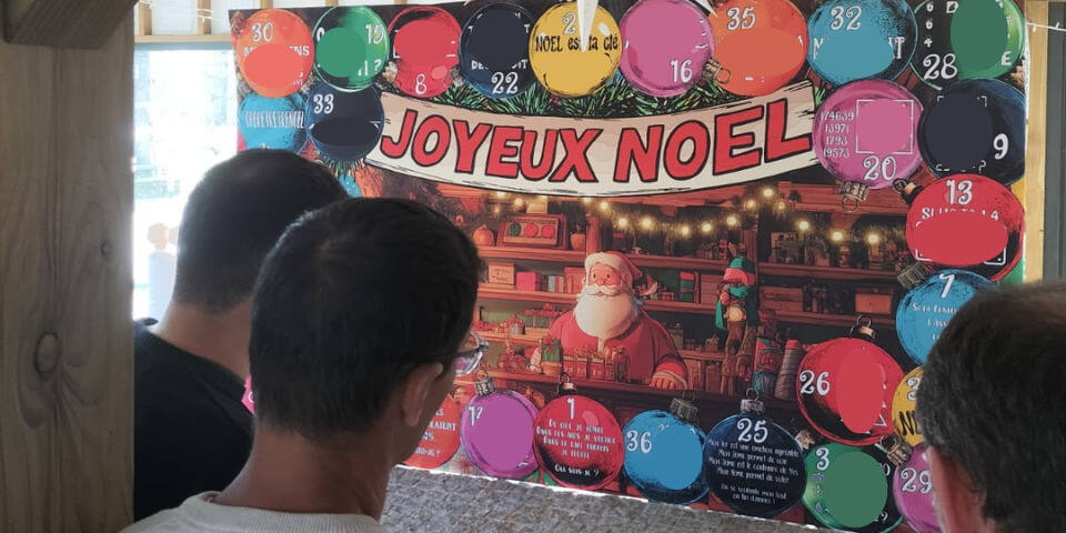Mur d’Énigmes de Noël – Plongez dans l’atelier du Père Noël