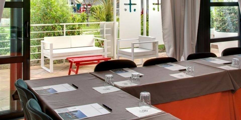 Oustau Camarguen - Hotel & restaurant - Port Camargue — salles_reunion