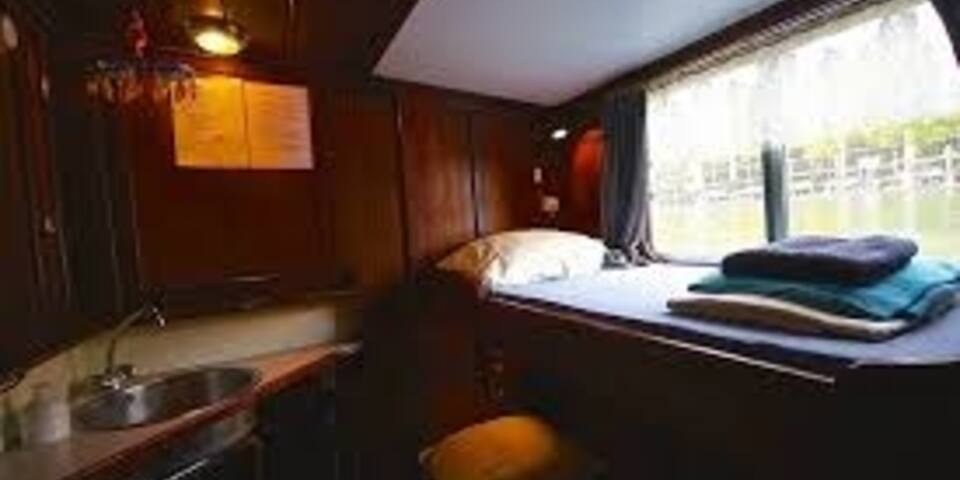Péniche Anna Maria 4 — chambre