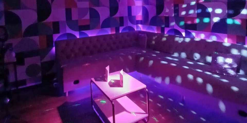 Sing & Beer - Karaoké box & tapas restaurant — divers